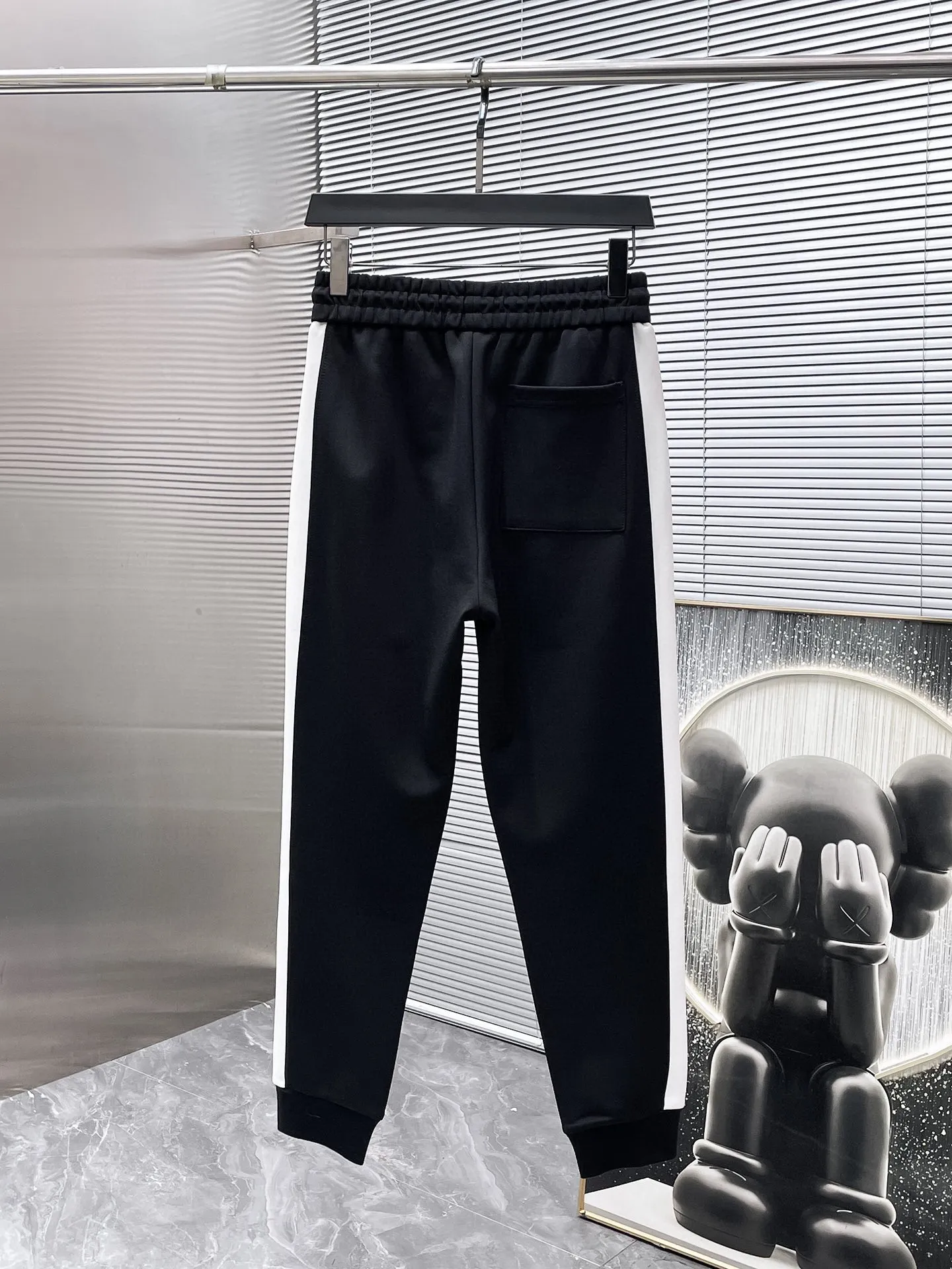 🅿️720 LV hot-selling suit is coming. Focus on the original version of the official website. 2025 new hot-selling cardigan suit. The original order is the best. 🇭🇰The meticulous work of top designers. It has a fitting and perfect upper body effect. All-natural high-quality Tencel Roman cotton 100%, close-fitting comfort, noble and elegant! Original hardware embodies elegance and nobility! Counter size: M-3XL (maximum wear up to 190 pounds)